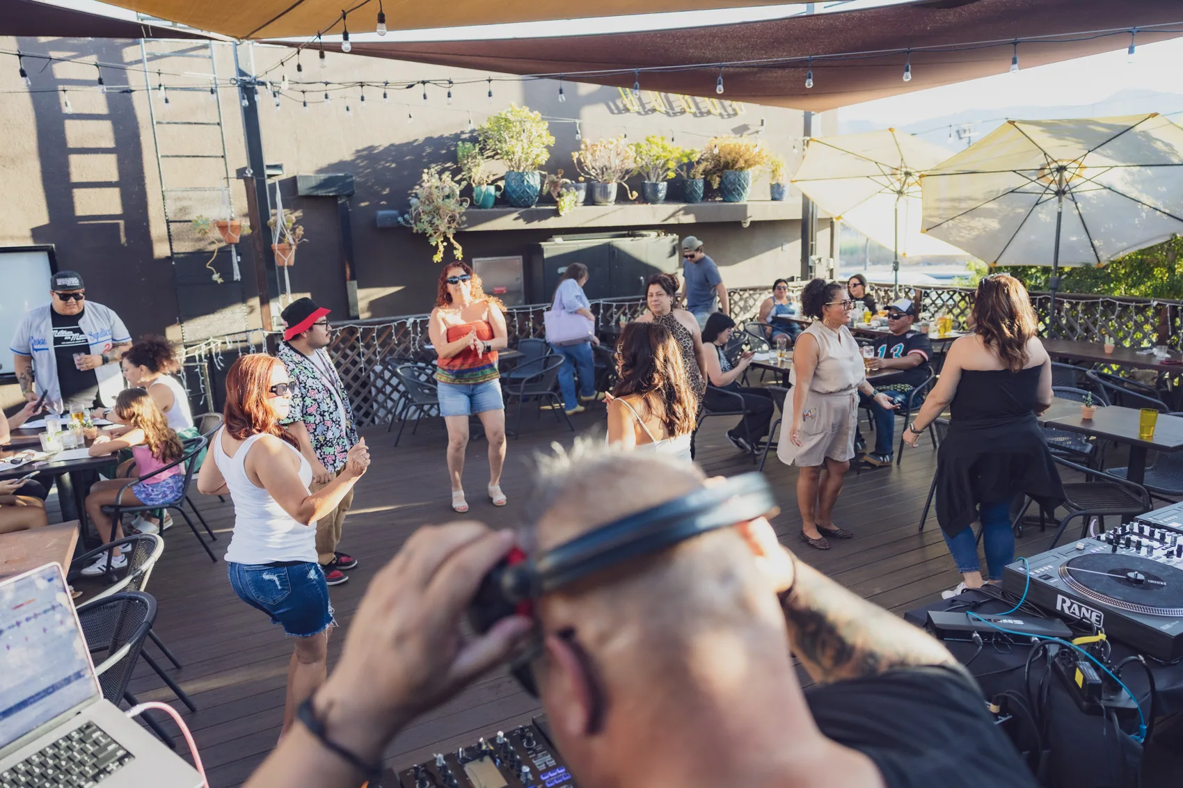DJ Big Al performing at L.A. Tardeada
